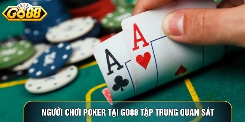 Người chơi Poker tại Go88 tập trung quan sát lượt cược và tính toán chiến thuật